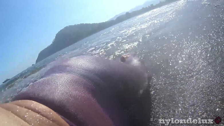 Nylondelux: Ultra shinny leggins pantyhose on the beach