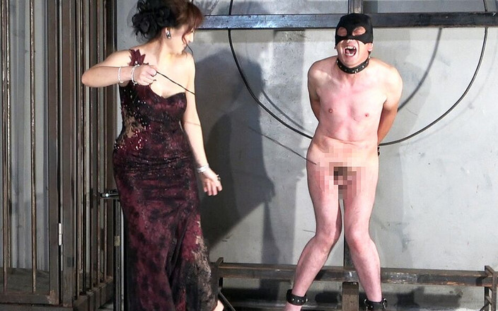 MistressLand: Член крутиться, як верх. Господиня смикає шнурок, обвитий членом раба, за один раз, обертаючи його, як верх