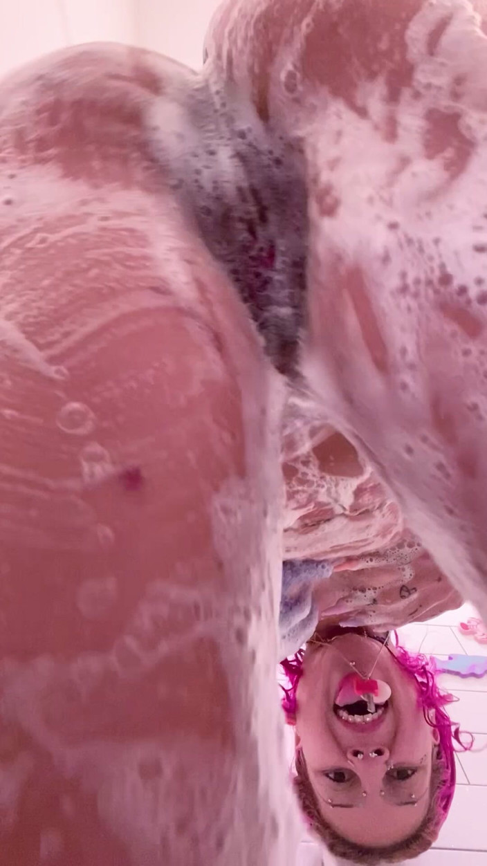 Nali Marie: POV-dusche, seifige möpse, haarige muschi, nahaufnahme, twerking, necken, teen, zierliche...