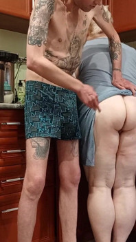 Meine stiefmutter hat den dicken arsch meiner stiefmutter in mund, muschi und sperma in ihren mund gefickt