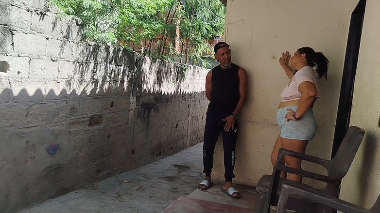 Adribella69: Istri yang tidak setia! Cewek ini menggoda tetangganya dengan pantat...