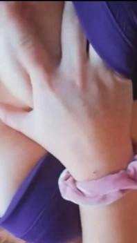 18 yaşındaki hizmetçimin sutyenini ve külotumu giyerek kendimi siktim sonra videoyu ona e-postayla postaladım