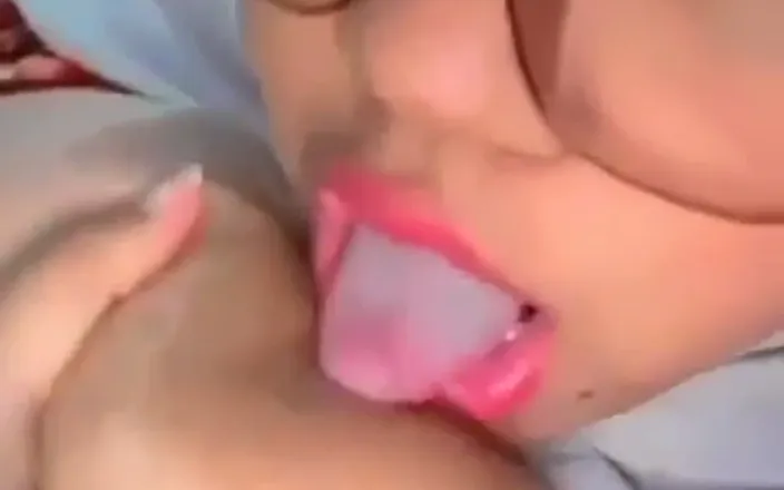 Jilbab69: 自然な巨乳のヒジャブが彼女のオマンコに差し込まれる