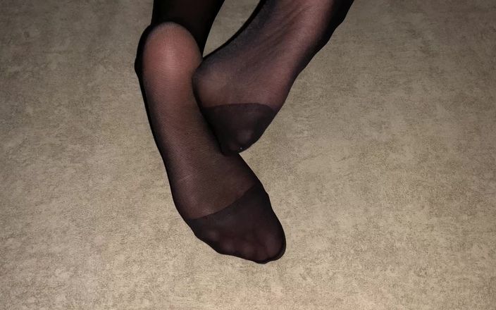 Gloria Gimson: Kız ayak fetişi sevenler için siyah naylon külotlu çorapla seksi bacaklarını...