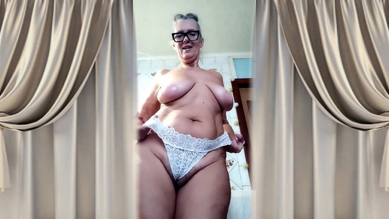 Lukerya: 미시, 매력적인 주부 Lukeria 부엌에서 그녀의 거대한 자연 가슴과 음모 쇼.