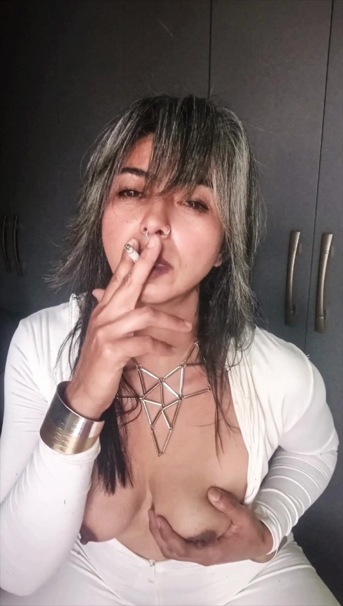 Casia Castro: Instructions pour fumer dans un magnifique costume blanc