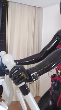 Mz27 - o fată legată în latex merge pe o bandă de alergat