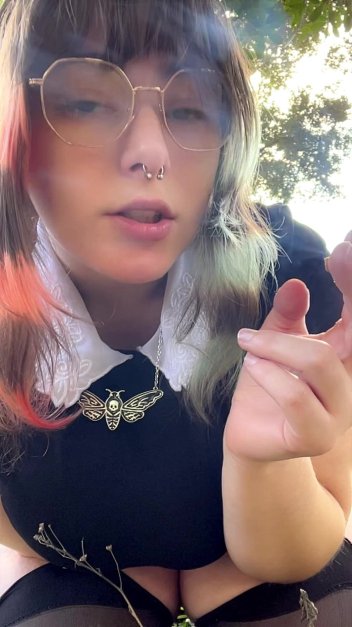 Mushroombitchx: Alt MILF Nextdoor kouří cig outback!