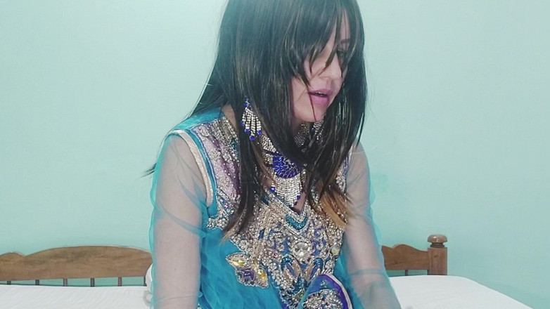 Bolly Karma: Uzależniony od BBC spust połykania puszczalska MILF