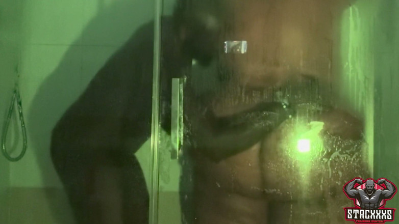 StacXXXs TS: Stacxxxs présente : plaisir sous la douche avec un cul mouillé