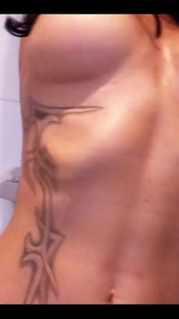 Bondage e sculacciate sotto la doccia seguita da sgrillettamento fino a squirtare