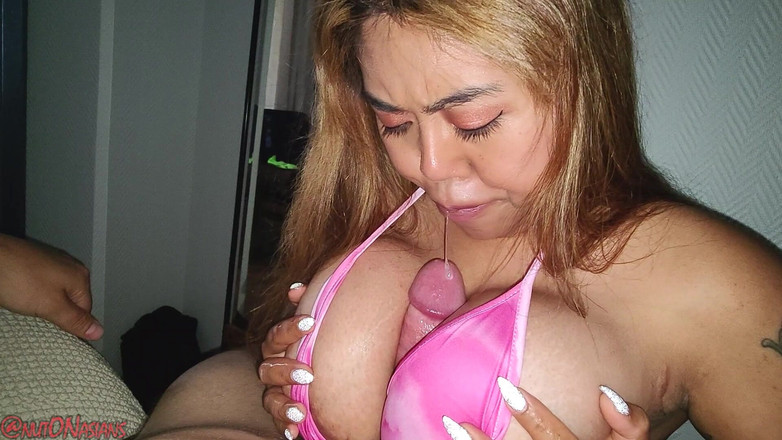 nutON: Prsatá amatérka kouří a titjob