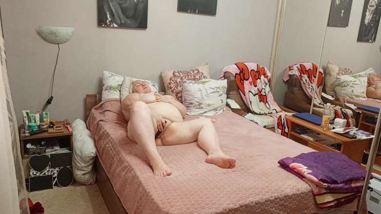 Zona901: Une belle-mère doigte ses gros seins et joue avec une...