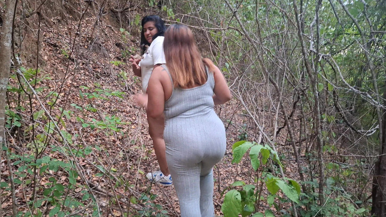 SugarPose: Bbw latina khỏa thân đi bộ ngoài trời