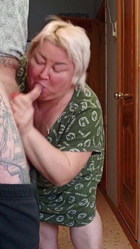 Schwiegermutter hat einen schluck sperma nach wichsen und blowjob