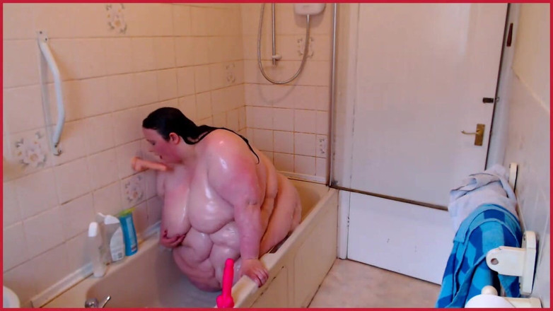 SSBBWLadyBrads: SSBBW Lady Brads se baví ve vaně s robertky