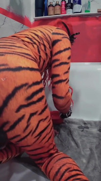 bat garl Tiffany ciskiss cosplay tigra pt 2 mahilaon ka boy vishaal khilaunon se chudaee kar raha hai