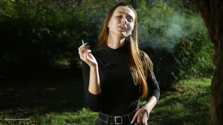 Russian Smokers: Une beauté russe séduisante fume une cigarette dans la nature