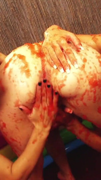 Tiga teman wanita seksi membonggol dalam tab mandi