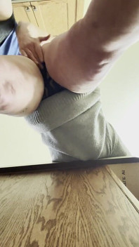 Regardez l’angle de la caméra à son entrejambe avec une robe