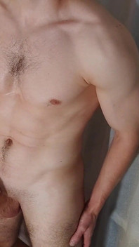 Chico joven caliente con una gran polla masturbándose y gimiendo - Alexhuff