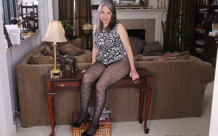 Older Woman Fun: 팬티 스타킹 팬티를 벗기고 털이 무성한 보지를 대접하는 미국 밀프 Kelli