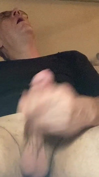 Starší muž kouří a honí si