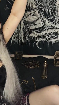 Lezione di demonologia: una vera strega nera magica ti insegna ad adorare Satana e i Grandi Demoni!