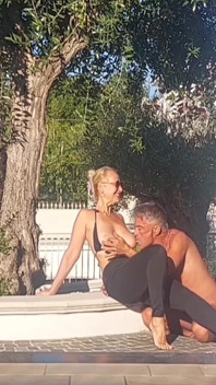 Selena ao ar livre yoga e sexo