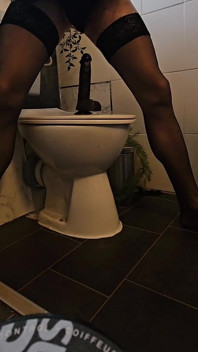 Banci dengan stoking ketat lagi asik ngentot dildonya pt1