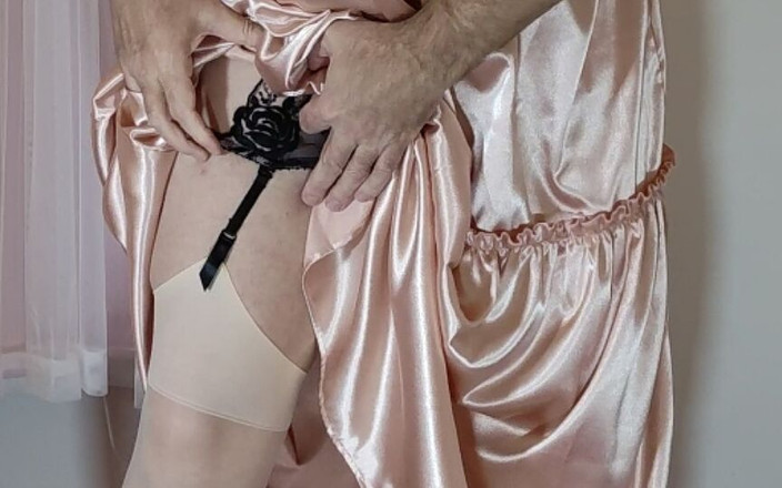 Nottstvslut: Travesti, robe en satin vintage