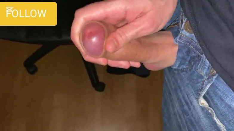 Bigbadfriendlyguy: Man spurt een enorme cumshot uit pik door een spijkerbroek...