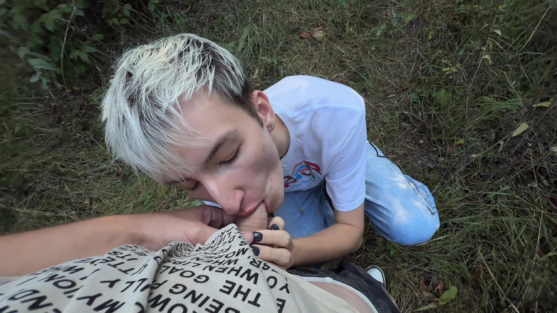 Sandro Jenner: 새아빠는 차 안에서 귀여운 트윙크를 따먹고 얼굴에 정액을 뿌렸습니다.