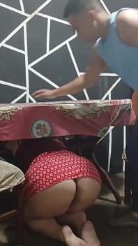 Una ragazza latina con un gran rimane bloccata sotto il tavolo