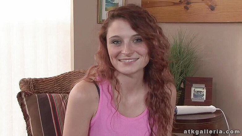 ATK Solo: 赤毛の美しさは彼女の剃毛陰部をいじって楽しんでいます