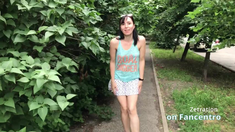 Zetration: बहुत सुन्दर काले बाल वाली पैंटीज के बिना आपके पार्क में शरारती खेल रही है!