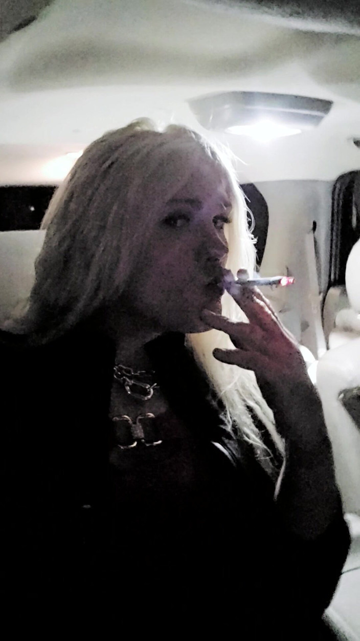 Darkfetish2k: Fumando no carro dos anos 120