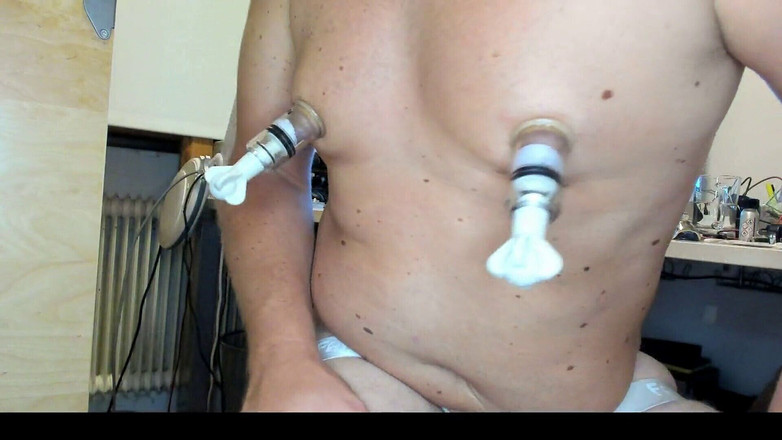 One2chris: Bi Slutハードポンプ乳首と乳首クランプ