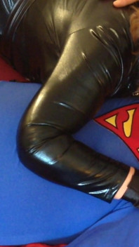Nonna Catwoman Succhia Il Cazzo Di Superman!