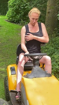 Çim biçme makinesine fışkırtıyor, bu azgın orta yaşlı seksi kadını görmelisin