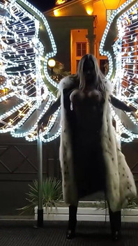 Angel Monika Fox Soçi'de sahilde çıplak yürüyor