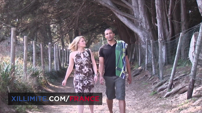 Made In France: Sodomie en plein air avec une bombasse sexy
