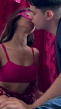 私の彼女が乳首を見せる