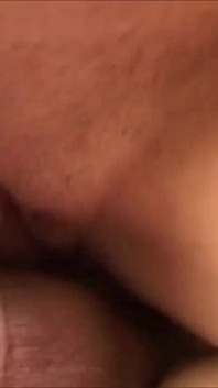 Primo piano azione anale con una ragazza mora arrapata