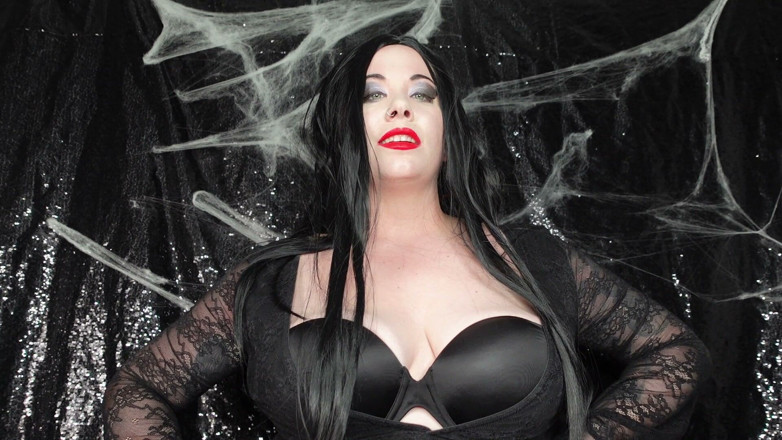Deanna deadly: Ibu tiri Morticia Addams sukakan perut gemuk awak dan memberi...