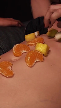 La voglia di dolce del mio coinquilino: frutta servita sopra gli addominali.