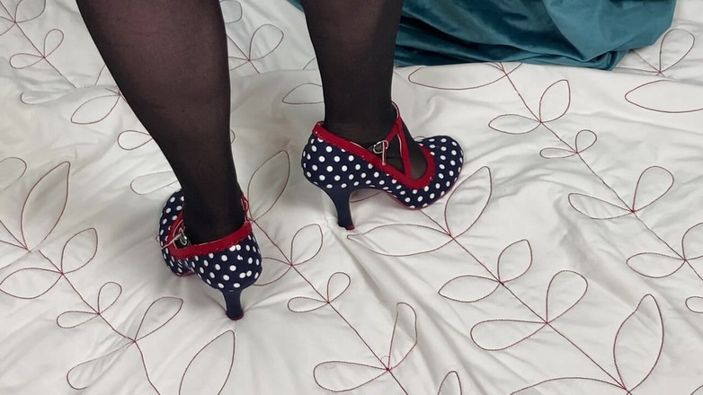 Mr MF: Sra. Pés maduros tirando a roupa para ele basco