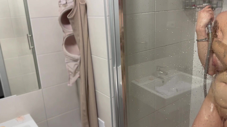 Shione Cooper: Osprchte se se mnou