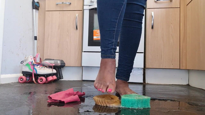 Simp to my ebony feet: Kirli ayaklarla zemini temizliyor