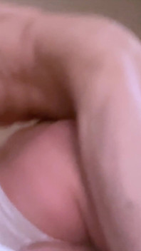 Ela leva na boca e fica de quatro com close-up da cam